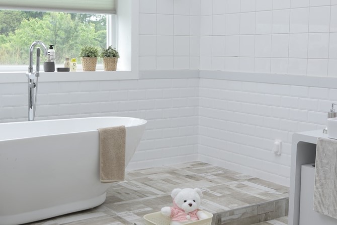 Find flotte badeværelsesfliser og bordplader til badeværelset hos Bad og Fliser