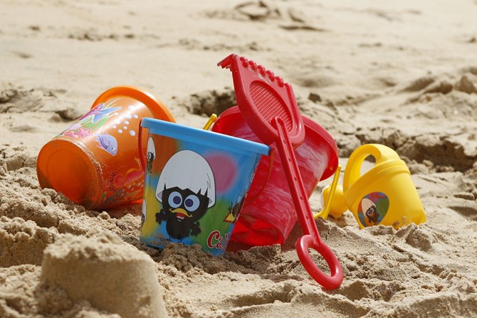 Find alt lige fra sjove legetæpper til udendørs sandlegetøj hos Legebyen.dk