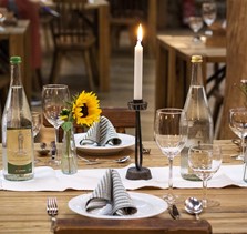 Dæk det flotteste bord med tallerkensæt og krystalglas fra Mozalina