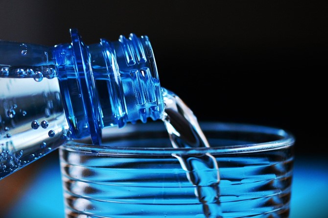 Gågrøn forhandler glas vandflasker og miljøvenligt engangsservice