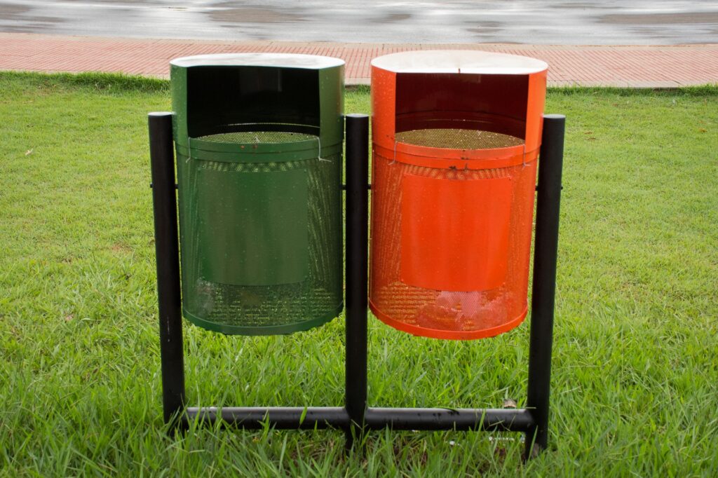 En udendørs skraldespand og et rygeskur i høj kvalitet kan købes hos ZENZO