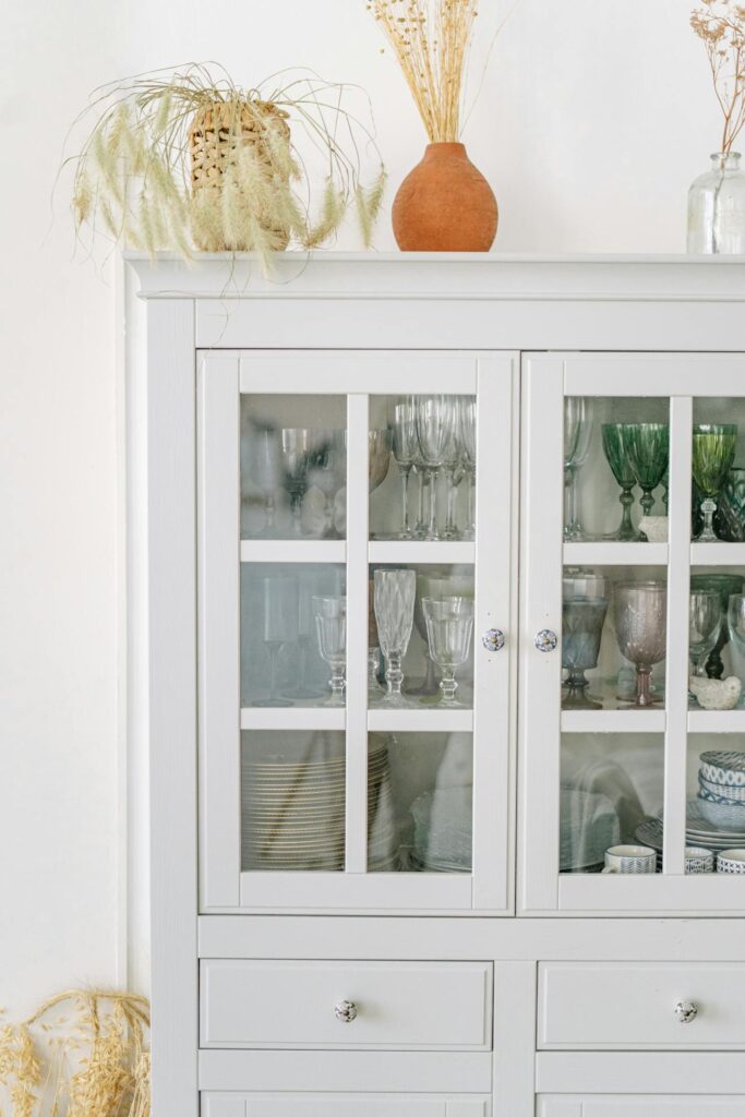 Direkte Import introducerer elegante vitrineskabe til dit hjem