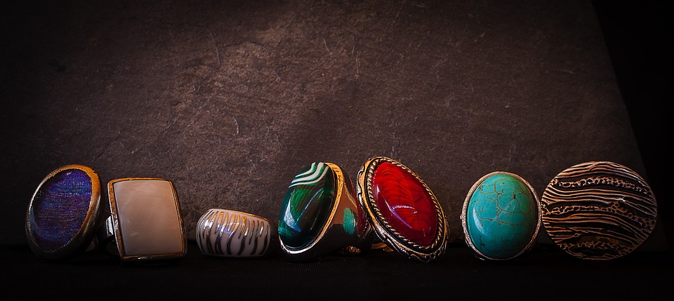 Find smykker der passer til din stil på www.hedegaard-smykker.dk