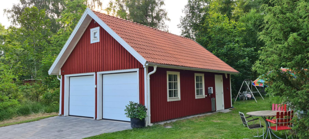 Flot garage i træ med garage byggesæt fra Mellby Home